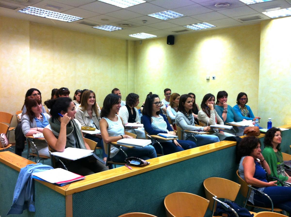 Alumnos atendiendo las explicaciones del profesorado en la clausura del curso Experto Universitario en Optometría Clínica.